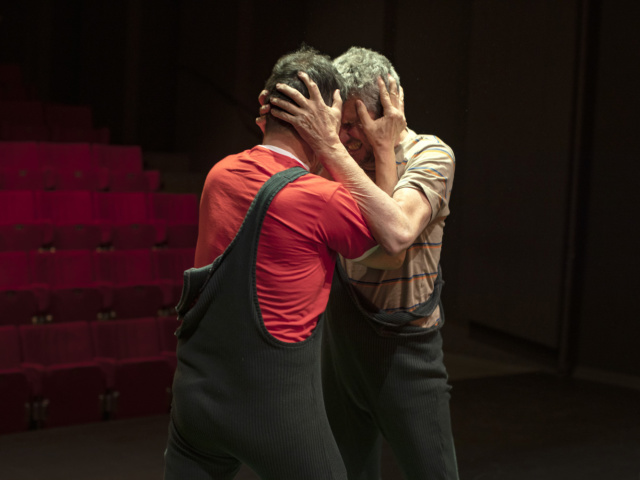 Photo de scène du spectacle MAKERS de et avec Oscar Gómez Mata et Juan Loriente, © Christian Lutz