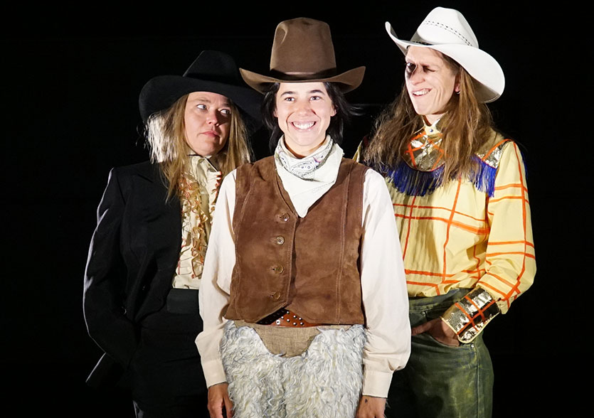 Photo des trois comédiennes du spectacle FARWEST : Marion Duval, Cécile Druet, Fiamma Camesi
